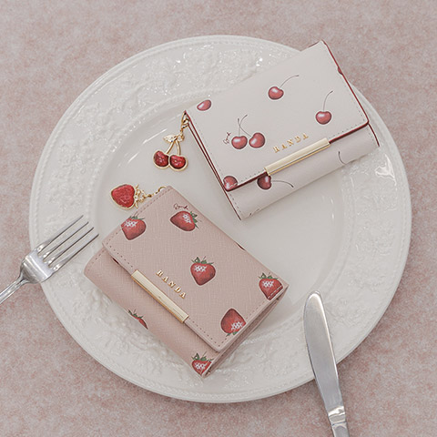 【Cherry&Strawberry】チャーム付き三つ折りウォレット(品番:FW37244)